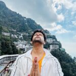 Kushal Tandon Instagram – Blessed birthday, trekked 24 kms to seek blessings from mata Rani on 7th day of Navratri , how lucky I am 😍✨,SARE BOLO JAI MATA DI 😇🙏 Vaishno Devi Bhavan Katra Jammu