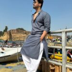 Kushal Tandon Instagram – संगम के तट पर देखो
भक्त हैं भक्ती के अधीर
एक ही डुबकी मात्र से
मिटा रहे तन मन की पीर।। Prayagraj – the Sangam City