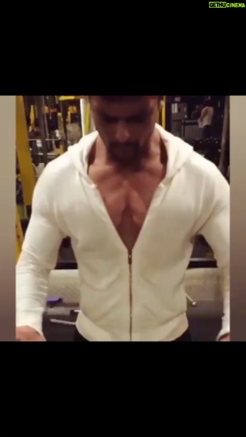 Kushal Tandon Instagram - Midnight dreams 🔱