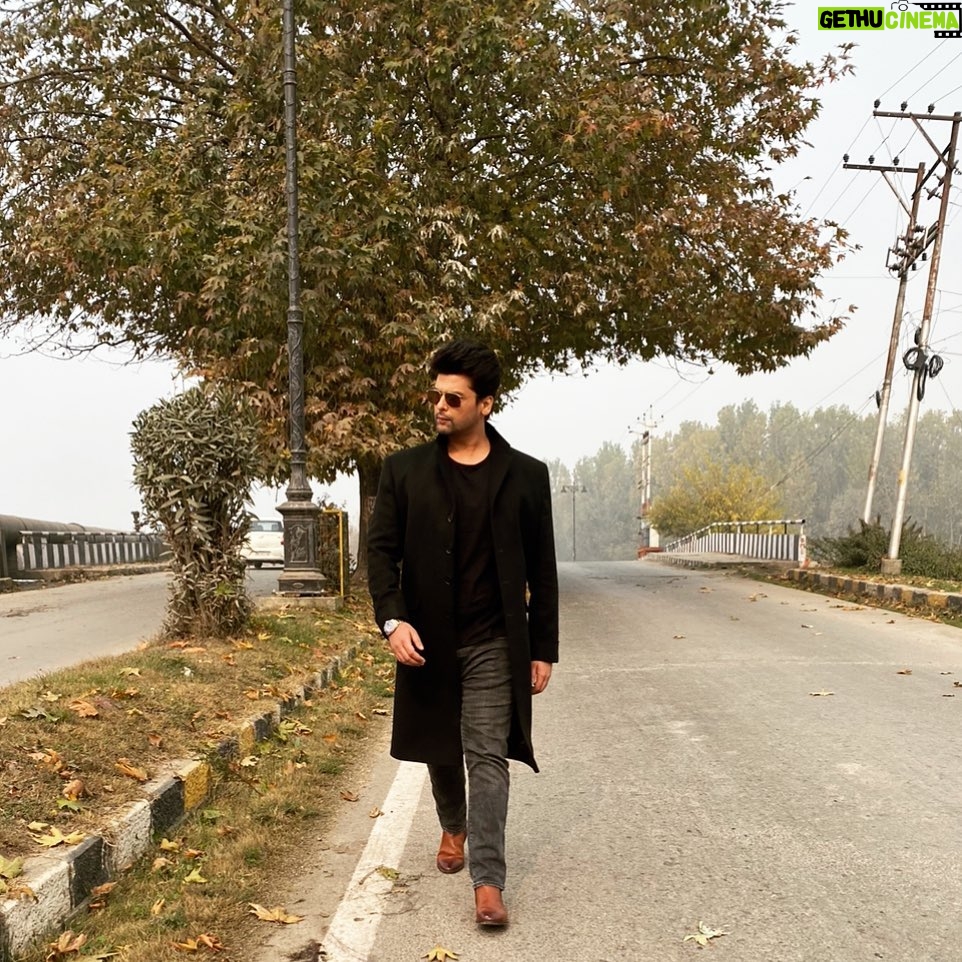 Kushal Tandon Instagram - Jealousy comes in jokes . Just pay attention ♠️🔱 Dal Lakh Srinager