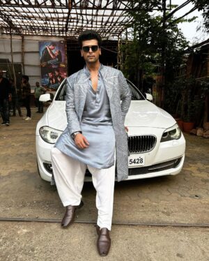 Kushal Tandon Instagram - जो दिल के करीब थे ,वो जबसे दुश्मन हो गए
जमाने में हुए चर्चे ,हम मशहूर हो गए ! 🖤