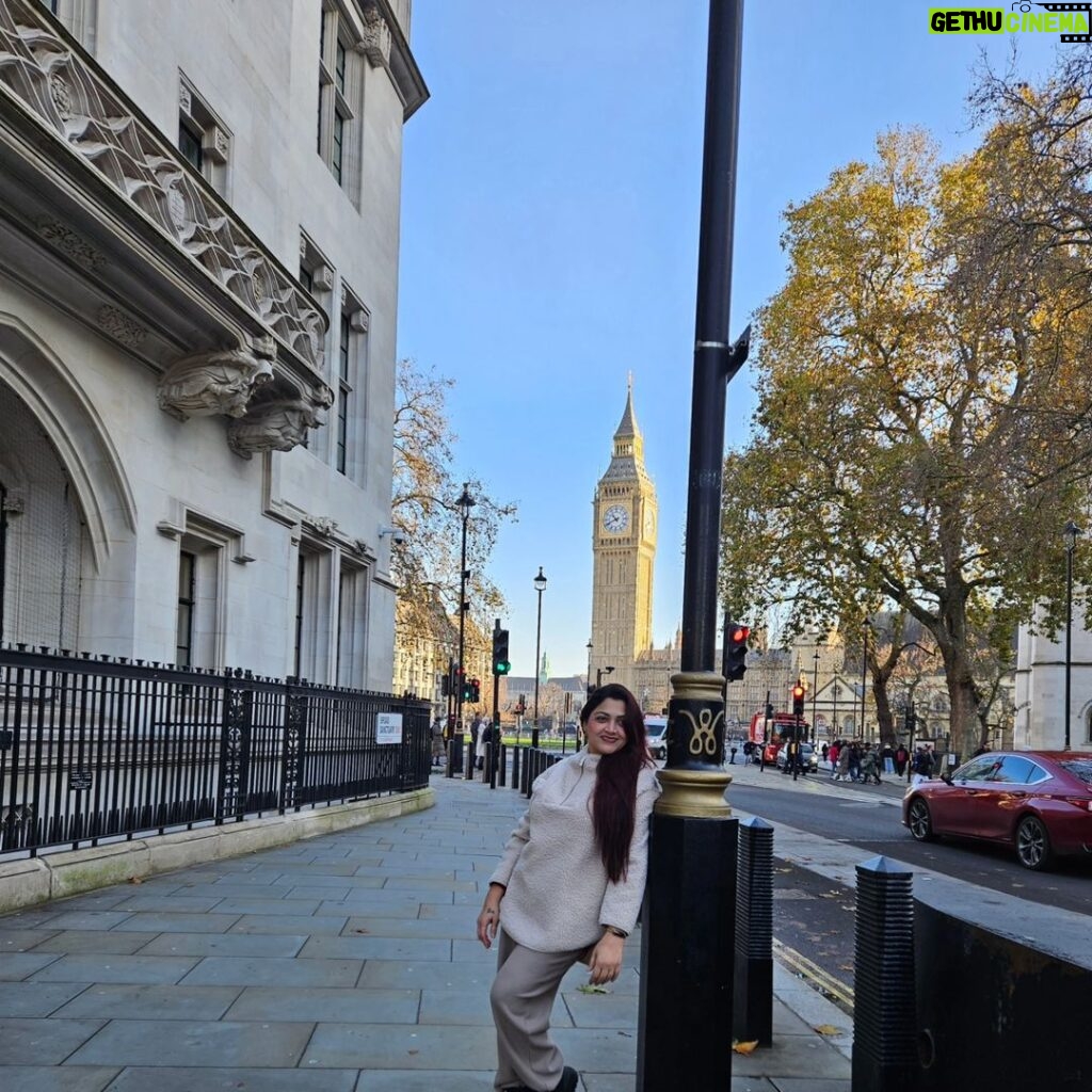 Kushboo Instagram - London !!!! Walking through its vibrant streets, surrounded by the rich history and dynamic culture, always brings a sense of comfort and belonging. The familiar sights and the friendly faces make it a city that resonates with me on a deep level. It's more than just a destination; it's a place that makes me feel at home. 🇬🇧❤️ #LondonLove #HomeSweetHome #CityComfort #EmbracingLondon