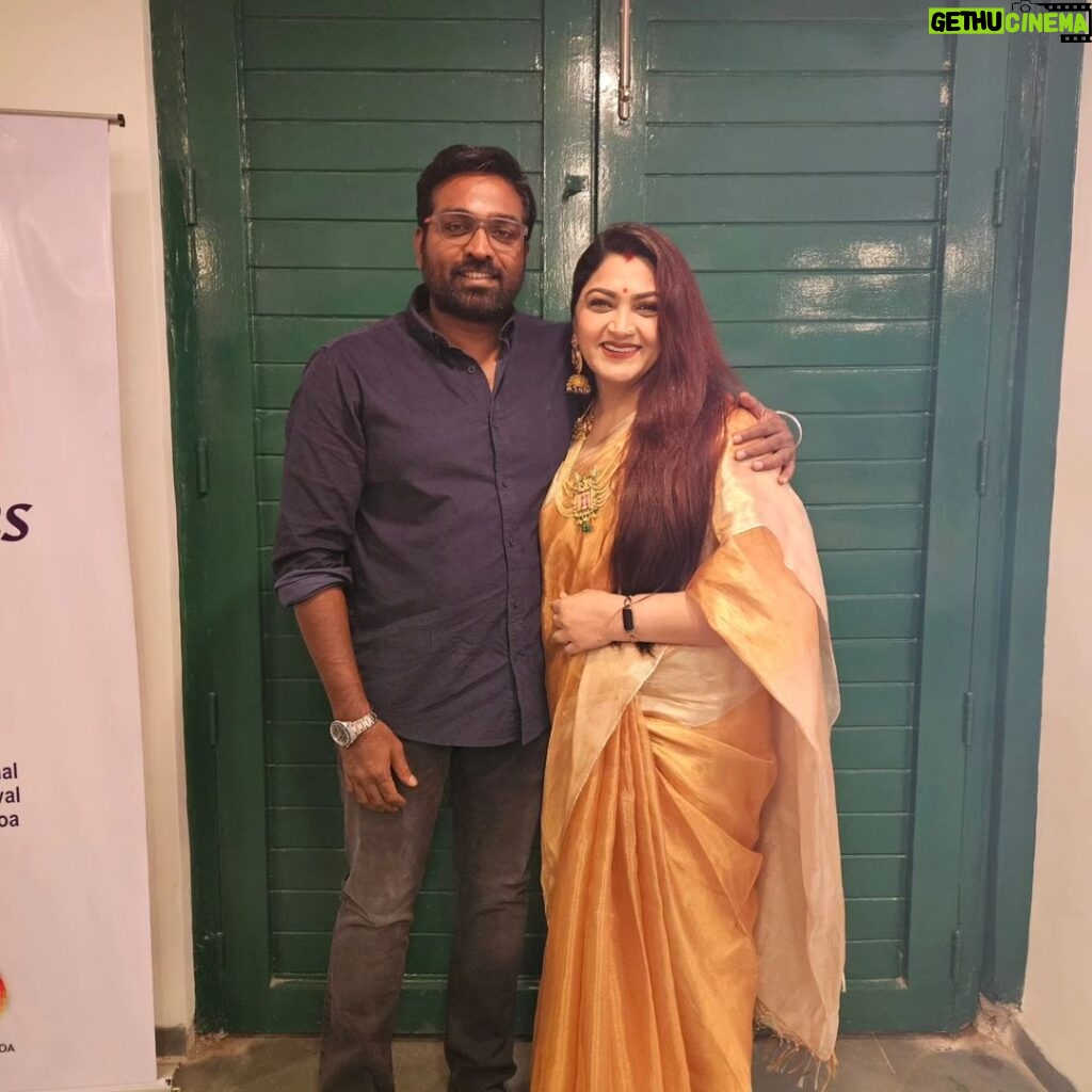 Kushboo Instagram - This man never ceases to amaze me. With the superlatively talented @actorvijaysethupathi at @iffigoa . It was such a d3light to moderate #InConversation with him to an over packed house and thunderous applause. Thank you Vijay. You are loved forever. ❤❤❤🤗🙏