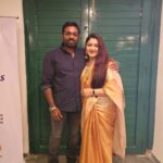 Kushboo Instagram - This man never ceases to amaze me. With the superlatively talented @actorvijaysethupathi at @iffigoa . It was such a d3light to moderate #InConversation with him to an over packed house and thunderous applause. Thank you Vijay. You are loved forever. ❤️❤️❤️🤗🙏