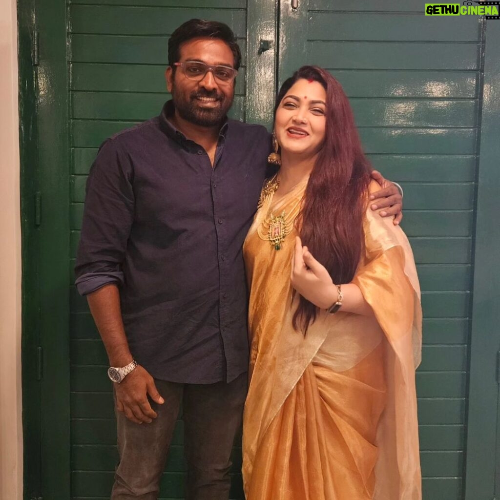 Kushboo Instagram - This man never ceases to amaze me. With the superlatively talented @actorvijaysethupathi at @iffigoa . It was such a d3light to moderate #InConversation with him to an over packed house and thunderous applause. Thank you Vijay. You are loved forever. ❤️❤️❤️🤗🙏