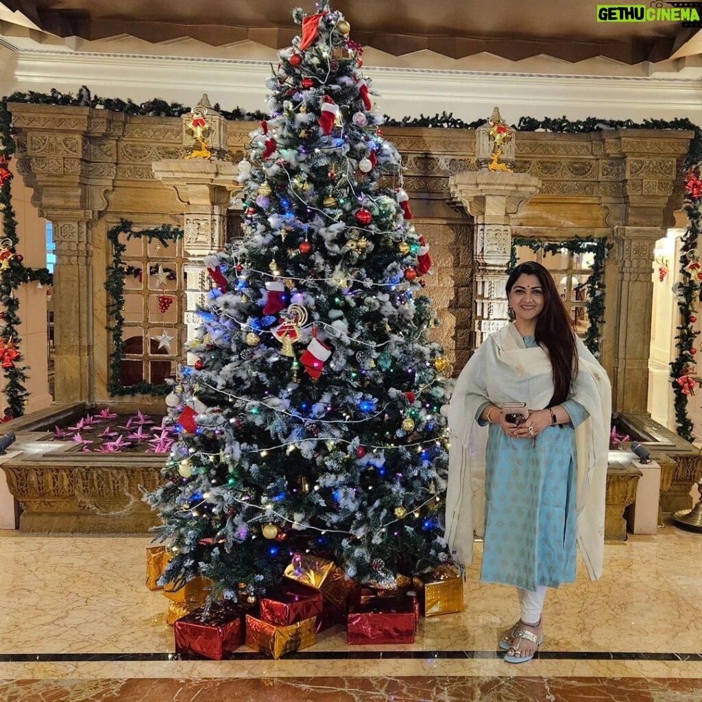 Kushboo Instagram - Wishing everyone here a very happy Merry Christmas. #merrychristmas 🎄🎉🎊🎆🎁🧨♥️♥️