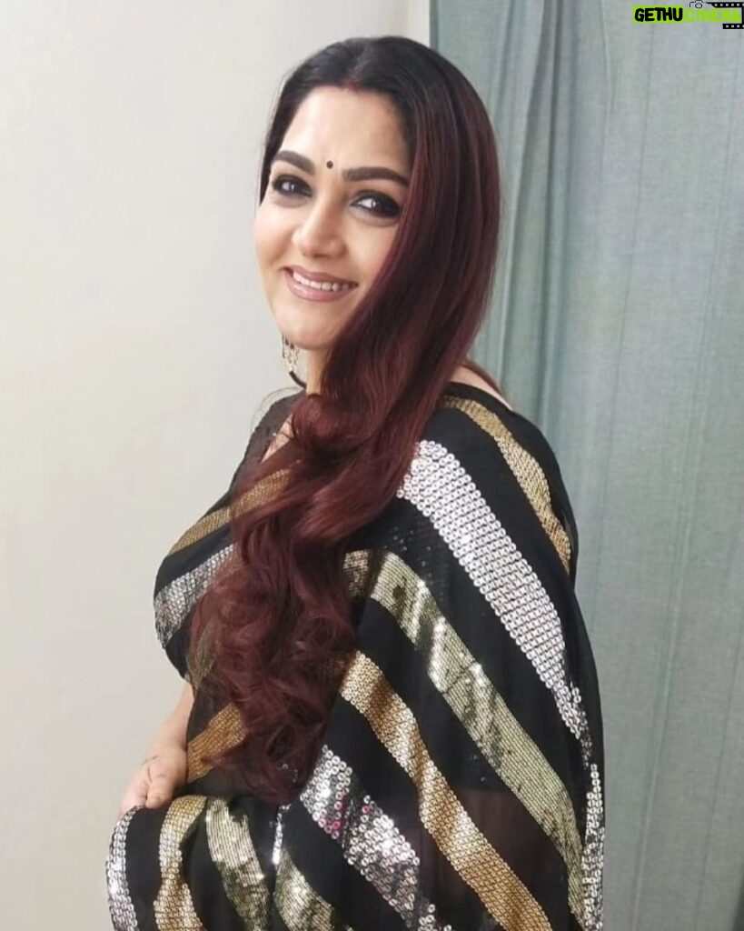 Kushboo Instagram - Black surrounded by shimmer has its own charm to convey 1000 words even when not spoken !! 🖤💛🖤🤍🖤🧡🖤