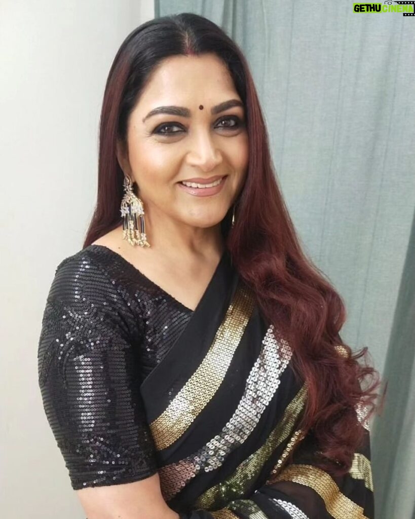 Kushboo Instagram - Black surrounded by shimmer has its own charm to convey 1000 words even when not spoken !! 🖤💛🖤🤍🖤🧡🖤