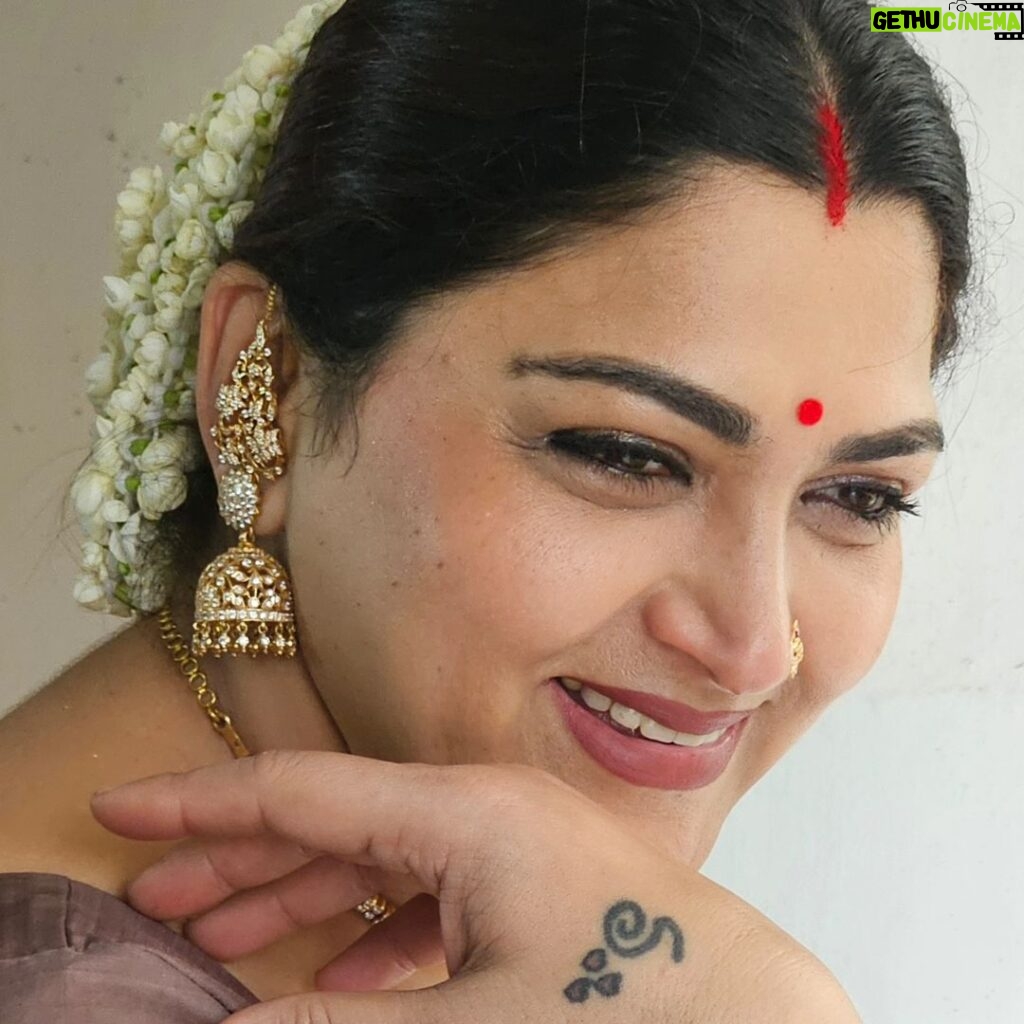 Kushboo Instagram - 'Embrace the warmth and vibrancy of Indian tradition and culture, for it is a source of strength, resilience, and endless possibility.' Me and my love for sarees and Indian attires. ❤️❤️❤️ #dressedforawedding #sareeswag #traditionalsouthindianjewellry #NariShakti