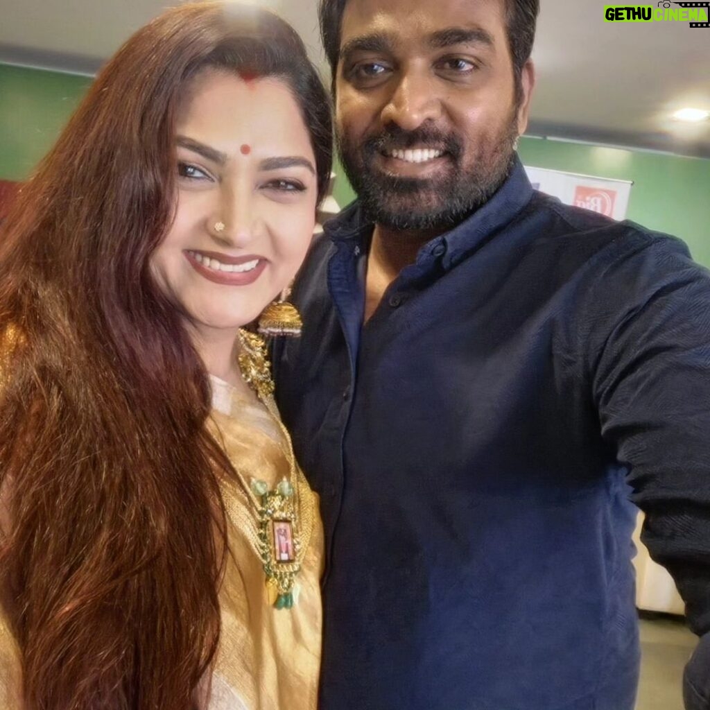 Kushboo Instagram - This man never ceases to amaze me. With the superlatively talented @actorvijaysethupathi at @iffigoa . It was such a d3light to moderate #InConversation with him to an over packed house and thunderous applause. Thank you Vijay. You are loved forever. ❤️❤️❤️🤗🙏