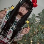 Kwon Eun-bi Instagram - #광고 #배스킨라빈스 은비의 크리스마스 파티~🎄 초콜릿 판을 팡팡! 두드릴수록 재미도 팡팡! 초코판을 깨뜨리면 숨어있던 달콤함이 가득~! 팡팡 스윗 드럼🥁 빙빙~돌아가는 회전목마처럼 돌아가는 빙글 스윙 트리🎄 낭만있는 크리스마스 무드를 한층 더 UP💖 크리마스에는 배라 아이스크림 케이크와 함께해요 ~♥️🎄☃️🤍 #팡팡스윗드럼 #빙글스윙트리 #크리스마스파티 #연말파티 #케이크추천