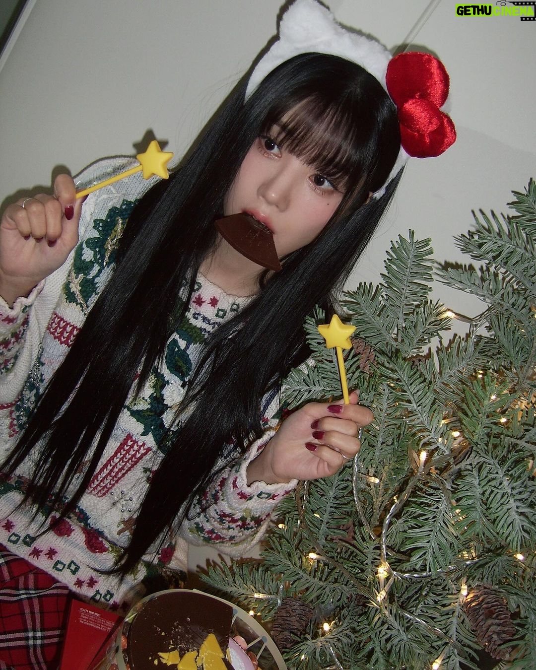 Kwon Eun-bi Instagram - #광고 #배스킨라빈스 은비의 크리스마스 파티~🎄 초콜릿 판을 팡팡! 두드릴수록 재미도 팡팡! 초코판을 깨뜨리면 숨어있던 달콤함이 가득~! 팡팡 스윗 드럼🥁 빙빙~돌아가는 회전목마처럼 돌아가는 빙글 스윙 트리🎄 낭만있는 크리스마스 무드를 한층 더 UP💖 크리마스에는 배라 아이스크림 케이크와 함께해요 ~♥️🎄☃️🤍 #팡팡스윗드럼 #빙글스윙트리 #크리스마스파티 #연말파티 #케이크추천