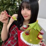 Kwon Eun-bi Instagram - #광고 #배스킨라빈스 은비의 크리스마스 파티~🎄 초콜릿 판을 팡팡! 두드릴수록 재미도 팡팡! 초코판을 깨뜨리면 숨어있던 달콤함이 가득~! 팡팡 스윗 드럼🥁 빙빙~돌아가는 회전목마처럼 돌아가는 빙글 스윙 트리🎄 낭만있는 크리스마스 무드를 한층 더 UP💖 크리마스에는 배라 아이스크림 케이크와 함께해요 ~♥️🎄☃️🤍 #팡팡스윗드럼 #빙글스윙트리 #크리스마스파티 #연말파티 #케이크추천