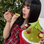 Kwon Eun-bi Instagram - #광고 #배스킨라빈스 은비의 크리스마스 파티~🎄 초콜릿 판을 팡팡! 두드릴수록 재미도 팡팡! 초코판을 깨뜨리면 숨어있던 달콤함이 가득~! 팡팡 스윗 드럼🥁 빙빙~돌아가는 회전목마처럼 돌아가는 빙글 스윙 트리🎄 낭만있는 크리스마스 무드를 한층 더 UP💖 크리마스에는 배라 아이스크림 케이크와 함께해요 ~♥️🎄☃️🤍 #팡팡스윗드럼 #빙글스윙트리 #크리스마스파티 #연말파티 #케이크추천