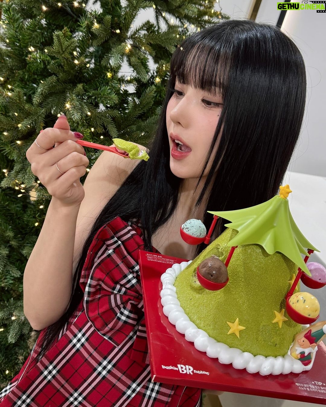 Kwon Eun-bi Instagram - #광고 #배스킨라빈스 은비의 크리스마스 파티~🎄 초콜릿 판을 팡팡! 두드릴수록 재미도 팡팡! 초코판을 깨뜨리면 숨어있던 달콤함이 가득~! 팡팡 스윗 드럼🥁 빙빙~돌아가는 회전목마처럼 돌아가는 빙글 스윙 트리🎄 낭만있는 크리스마스 무드를 한층 더 UP💖 크리마스에는 배라 아이스크림 케이크와 함께해요 ~♥️🎄☃️🤍 #팡팡스윗드럼 #빙글스윙트리 #크리스마스파티 #연말파티 #케이크추천