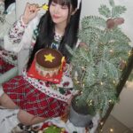 Kwon Eun-bi Instagram - #광고 #배스킨라빈스 은비의 크리스마스 파티~🎄 초콜릿 판을 팡팡! 두드릴수록 재미도 팡팡! 초코판을 깨뜨리면 숨어있던 달콤함이 가득~! 팡팡 스윗 드럼🥁 빙빙~돌아가는 회전목마처럼 돌아가는 빙글 스윙 트리🎄 낭만있는 크리스마스 무드를 한층 더 UP💖 크리마스에는 배라 아이스크림 케이크와 함께해요 ~♥️🎄☃️🤍 #팡팡스윗드럼 #빙글스윙트리 #크리스마스파티 #연말파티 #케이크추천