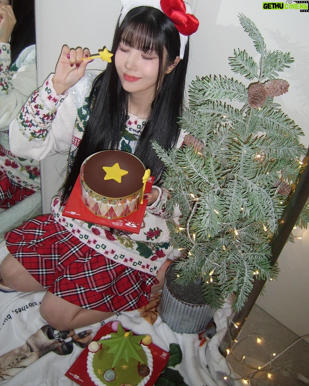Kwon Eun-bi Instagram - #광고 #배스킨라빈스 은비의 크리스마스 파티~🎄 초콜릿 판을 팡팡! 두드릴수록 재미도 팡팡! 초코판을 깨뜨리면 숨어있던 달콤함이 가득~! 팡팡 스윗 드럼🥁 빙빙~돌아가는 회전목마처럼 돌아가는 빙글 스윙 트리🎄 낭만있는 크리스마스 무드를 한층 더 UP💖 크리마스에는 배라 아이스크림 케이크와 함께해요 ~♥️🎄☃️🤍 #팡팡스윗드럼 #빙글스윙트리 #크리스마스파티 #연말파티 #케이크추천