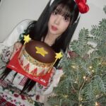 Kwon Eun-bi Instagram - #광고 #배스킨라빈스 은비의 크리스마스 파티~🎄 초콜릿 판을 팡팡! 두드릴수록 재미도 팡팡! 초코판을 깨뜨리면 숨어있던 달콤함이 가득~! 팡팡 스윗 드럼🥁 빙빙~돌아가는 회전목마처럼 돌아가는 빙글 스윙 트리🎄 낭만있는 크리스마스 무드를 한층 더 UP💖 크리마스에는 배라 아이스크림 케이크와 함께해요 ~♥️🎄☃️🤍 #팡팡스윗드럼 #빙글스윙트리 #크리스마스파티 #연말파티 #케이크추천