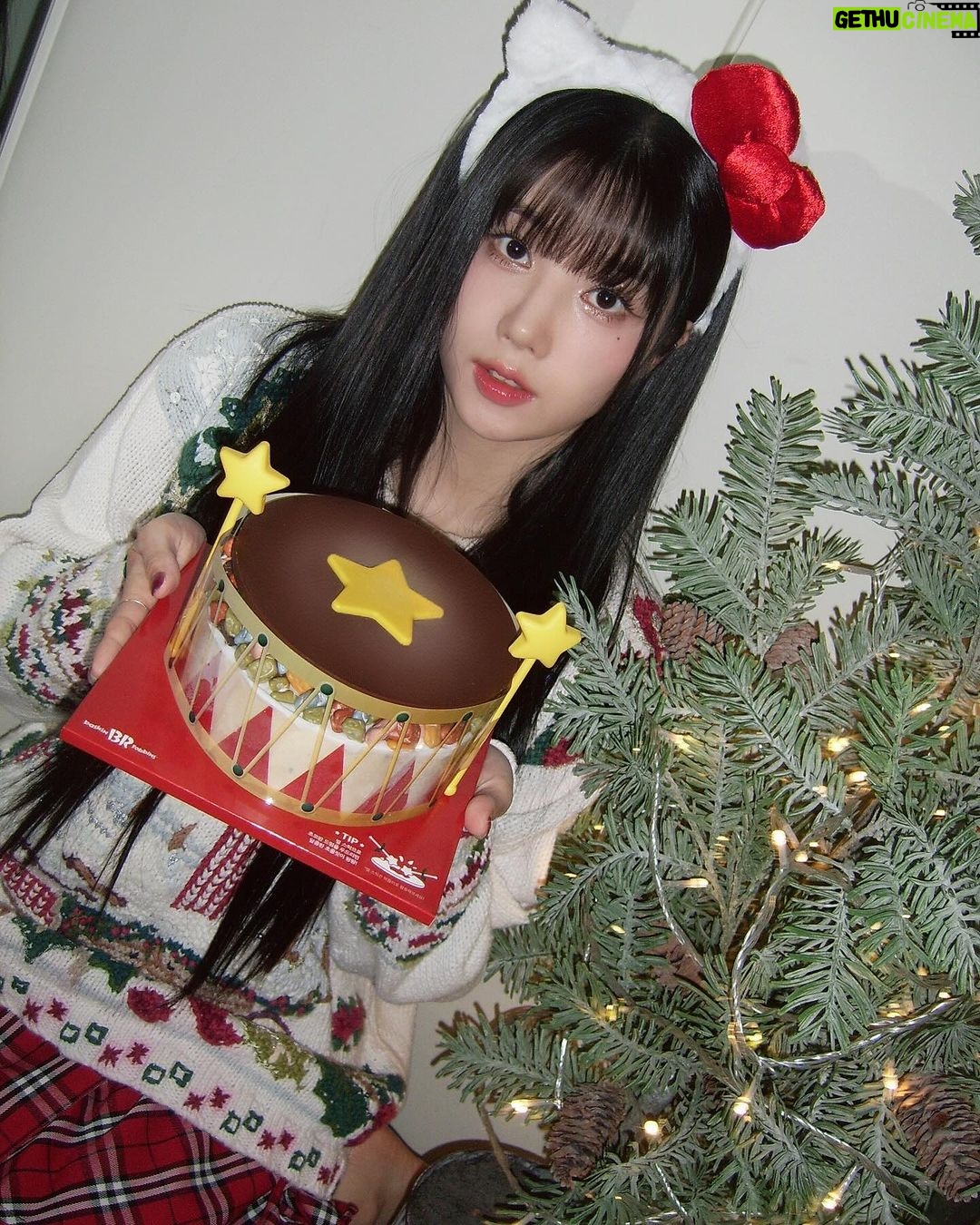 Kwon Eun-bi Instagram - #광고 #배스킨라빈스 은비의 크리스마스 파티~🎄 초콜릿 판을 팡팡! 두드릴수록 재미도 팡팡! 초코판을 깨뜨리면 숨어있던 달콤함이 가득~! 팡팡 스윗 드럼🥁 빙빙~돌아가는 회전목마처럼 돌아가는 빙글 스윙 트리🎄 낭만있는 크리스마스 무드를 한층 더 UP💖 크리마스에는 배라 아이스크림 케이크와 함께해요 ~♥️🎄☃️🤍 #팡팡스윗드럼 #빙글스윙트리 #크리스마스파티 #연말파티 #케이크추천