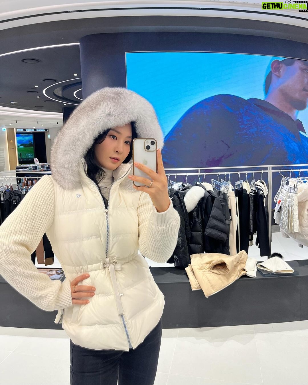 Kwon Yu-ri Instagram - 골라줘 ~ 겨울 필드 준비 ❄️ ⛳🏌🏻♀️ IFC Mall