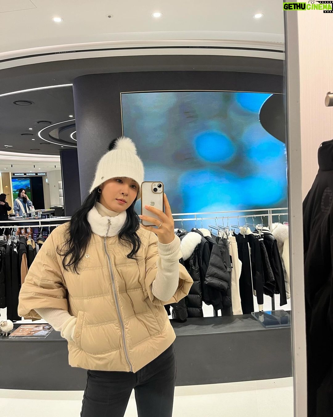 Kwon Yu-ri Instagram - 골라줘 ~ 겨울 필드 준비 ❄️ ⛳🏌🏻♀️ IFC Mall