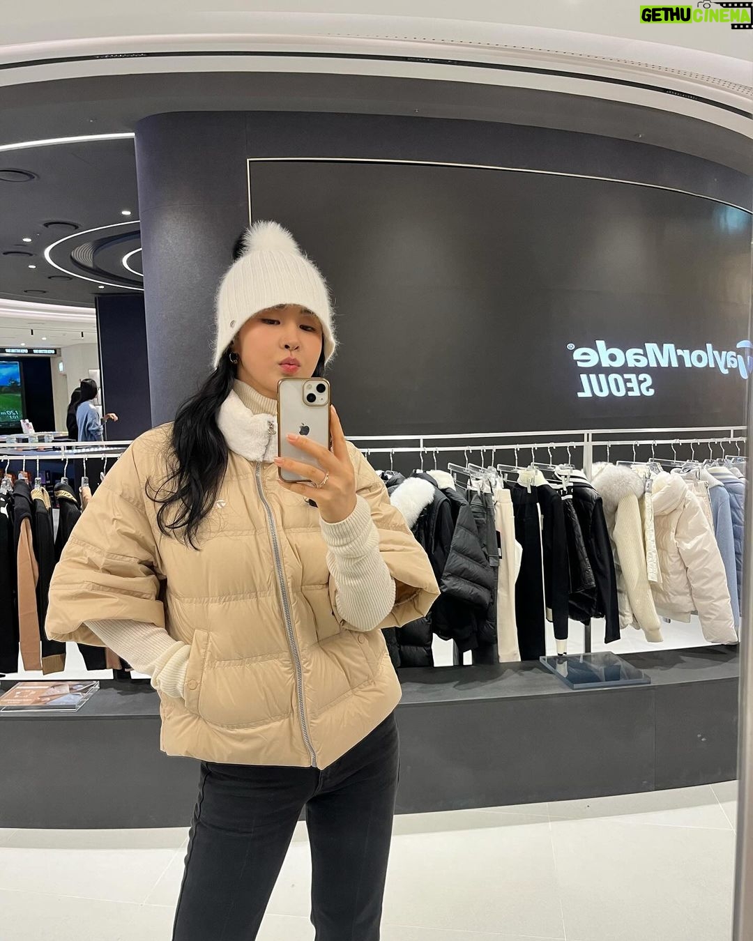 Kwon Yu-ri Instagram - 골라줘 ~ 겨울 필드 준비 ❄️ ⛳🏌🏻♀️ IFC Mall