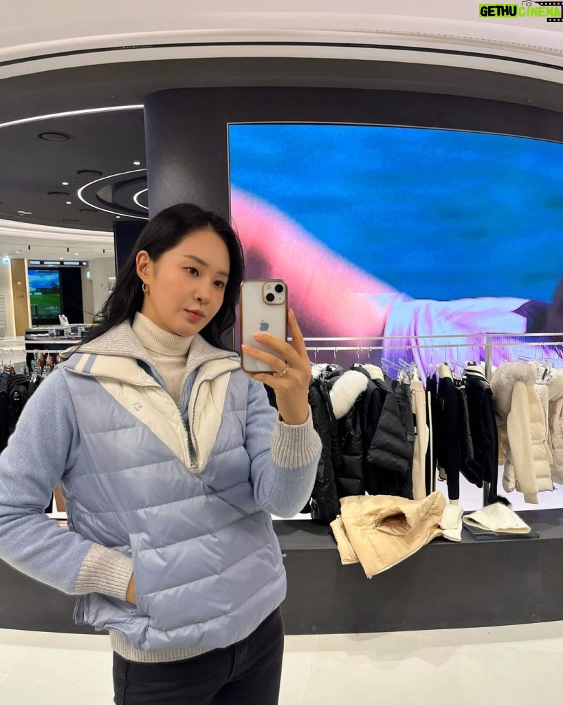 Kwon Yu-ri Instagram - 골라줘 ~ 겨울 필드 준비 ❄️ ⛳🏌🏻‍♀️ IFC Mall