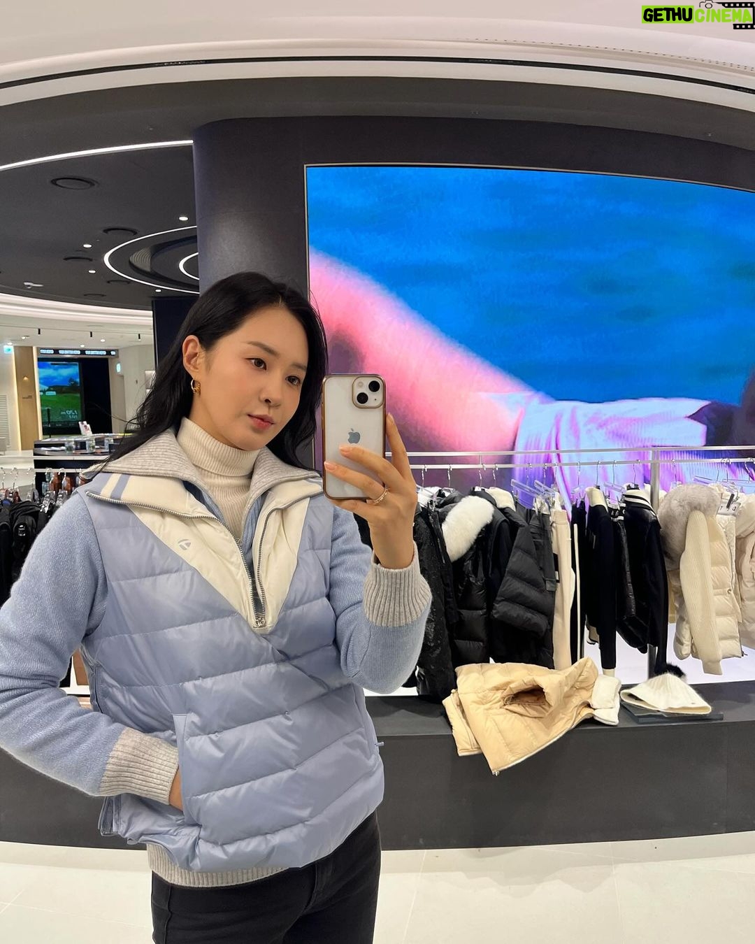 Kwon Yu-ri Instagram - 골라줘 ~ 겨울 필드 준비 ❄️ ⛳🏌🏻♀️ IFC Mall
