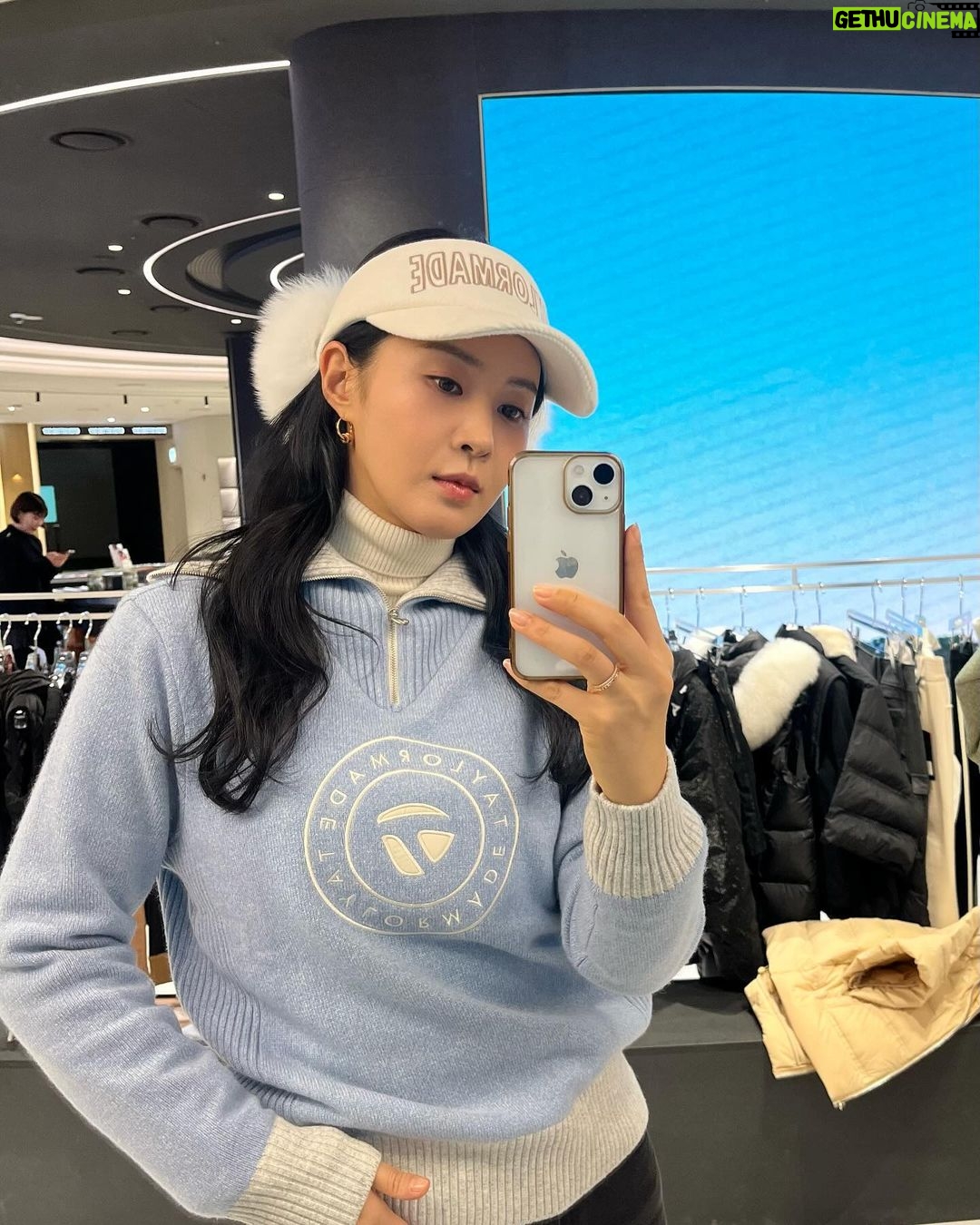 Kwon Yu-ri Instagram - 골라줘 ~ 겨울 필드 준비 ❄️ ⛳🏌🏻♀️ IFC Mall