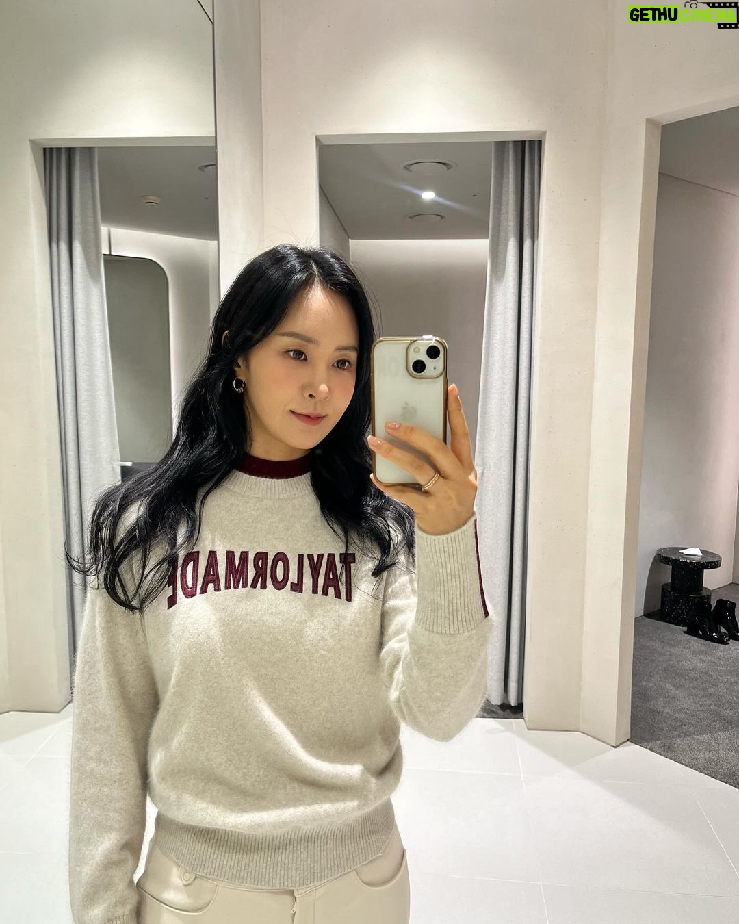 Kwon Yu-ri Instagram - 골라줘 ~ 겨울 필드 준비 ❄️ ⛳🏌🏻♀️ IFC Mall