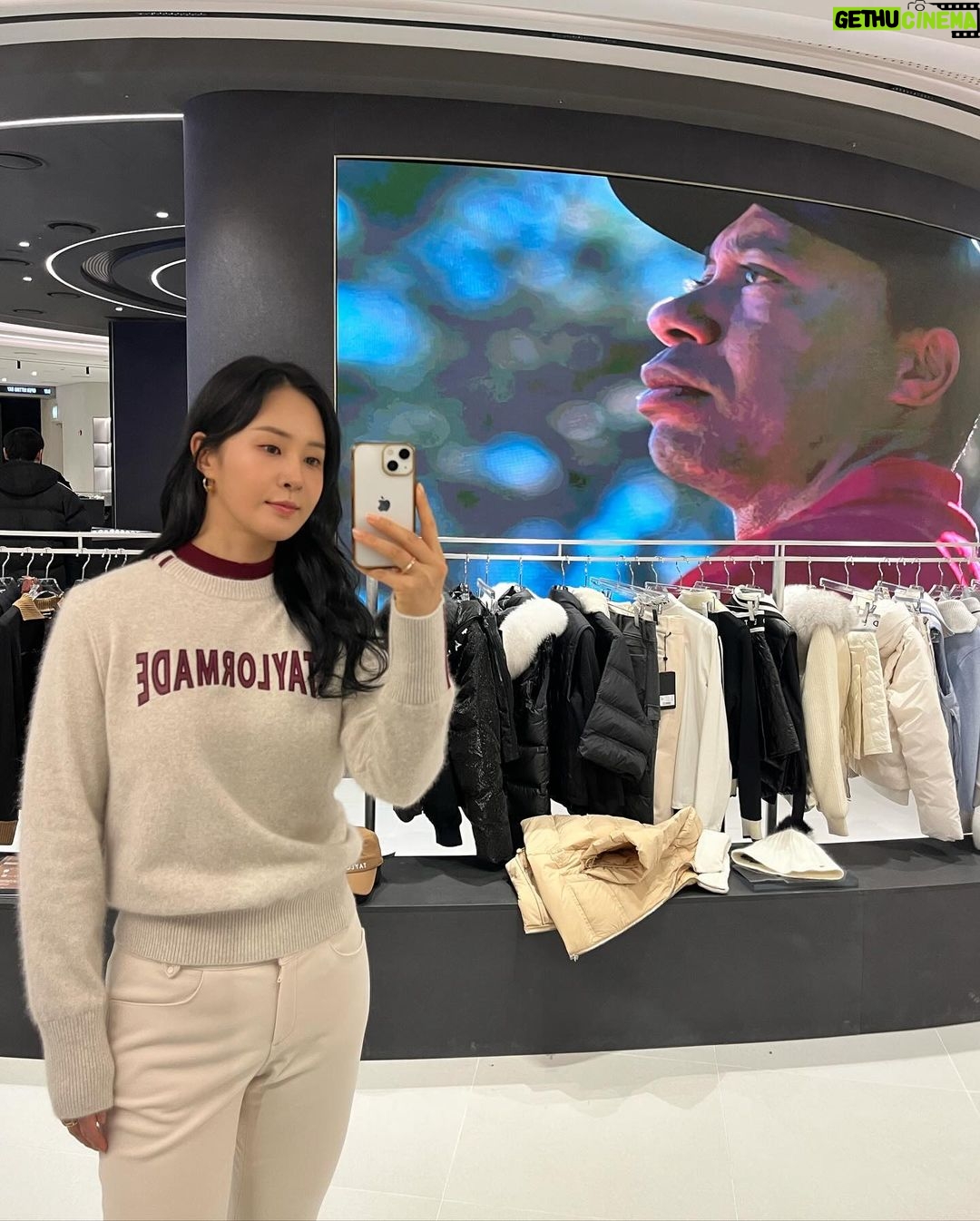Kwon Yu-ri Instagram - 골라줘 ~ 겨울 필드 준비 ❄️ ⛳🏌🏻♀️ IFC Mall