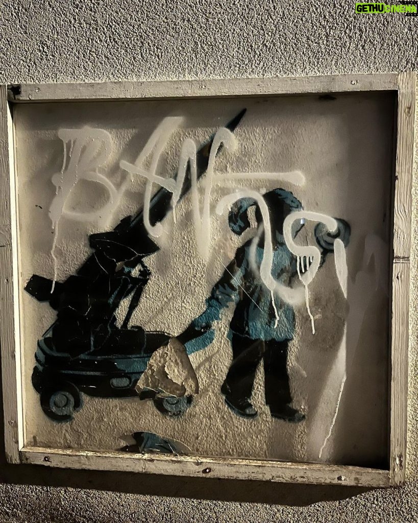Kwon Yu-ri Instagram - 걷다가 🌌 #Banksy #london 📸@dalsuhadid