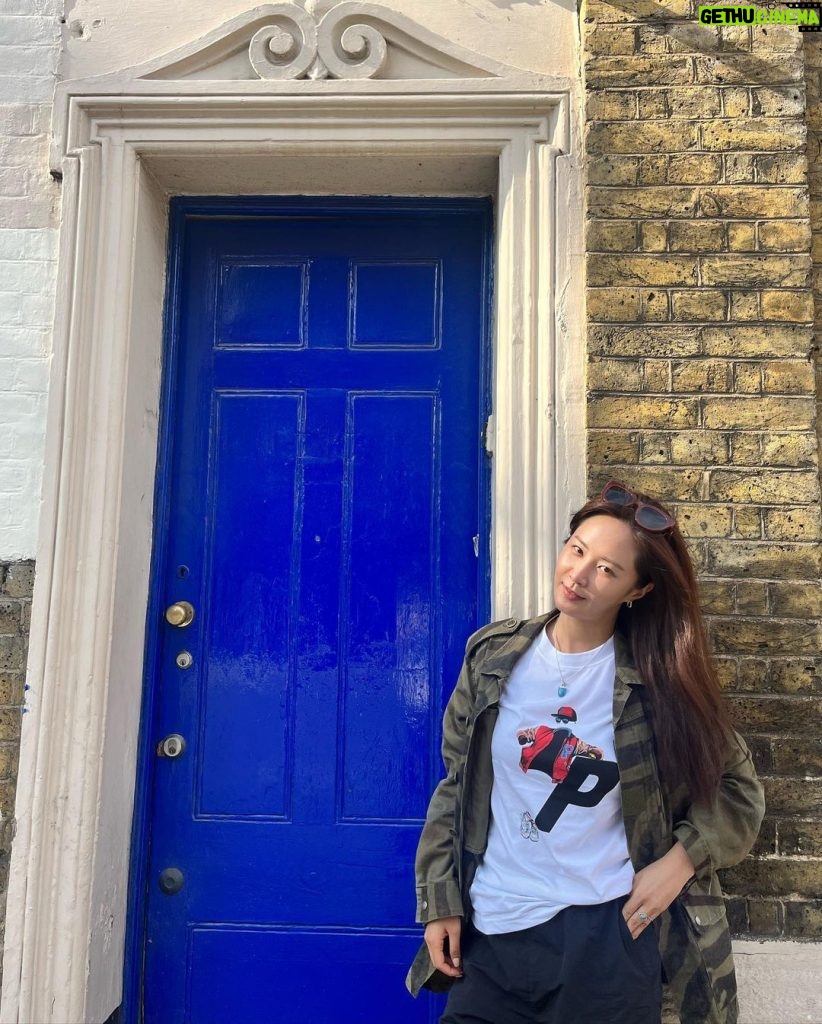 Kwon Yu-ri Instagram - 🇬🇧🖤 #london #palace #regentspark #friezemasters London, United Kingdom
