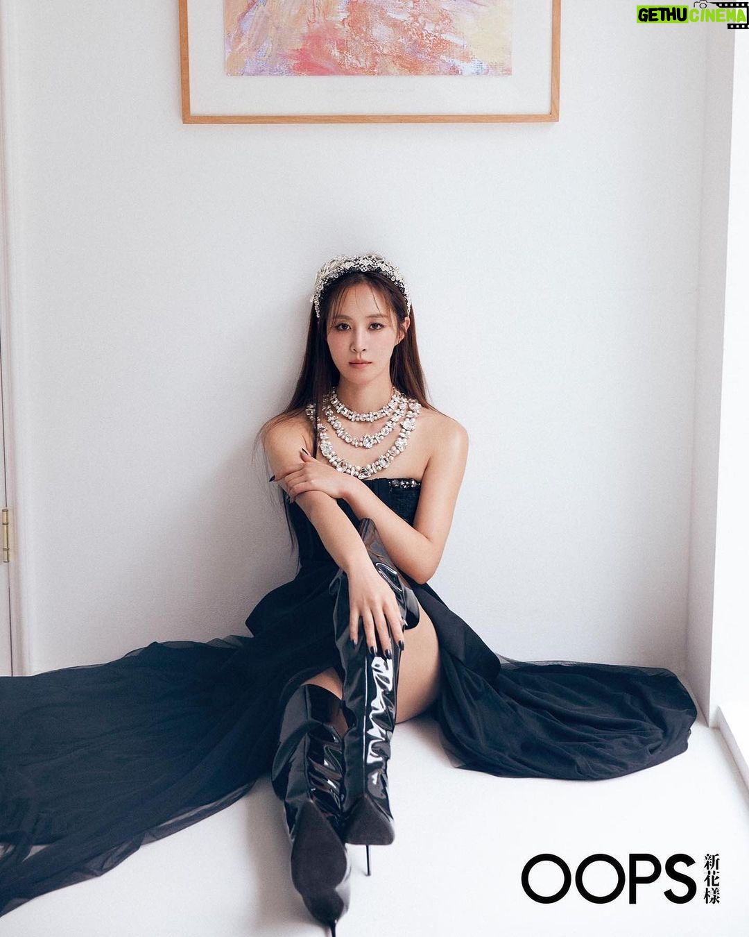 Kwon Yu-ri Instagram - 🔥 四月刊 |概念故事短片 @yulyulk | 人生画作 在枯燥无味的黑白世界,斑斓穿梭于每个动作,每个音符。一笔一画,涂抹花季,画出轻盈。梦想燃烧着灵魂,踩着节拍,沉浸着本我,在每个人生阶段里,如同色粉一般洒落绘制成属于她的自画像。 In a dull black and white world, she moves through every action and every note with color and vibrancy. Stroke by stroke, painting her youth, and drawing lightness. Her dreams are burning her soul, stepping to the beat, immersed in her true self. In every stage of life, like scattered powder, she paints her own portrait that belongs to her. #少女时代权俞利油画氛围感大片#OOPS @oops_offical