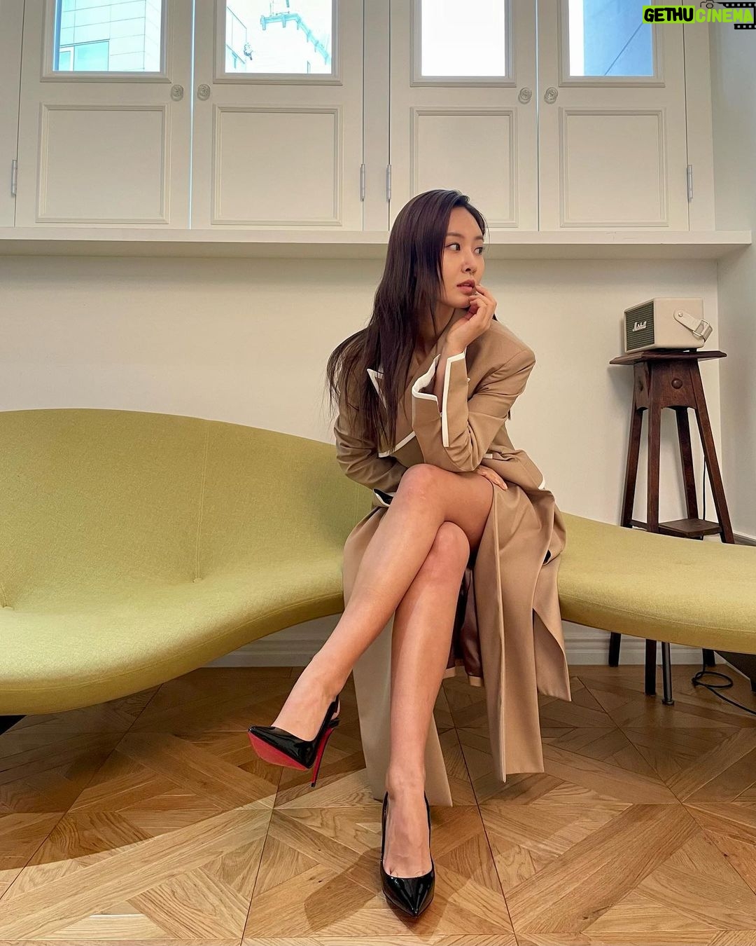 Kwon Yu-ri Instagram - 12월은 미리 유리크리스마스* 🎄🎁🖤👠✨