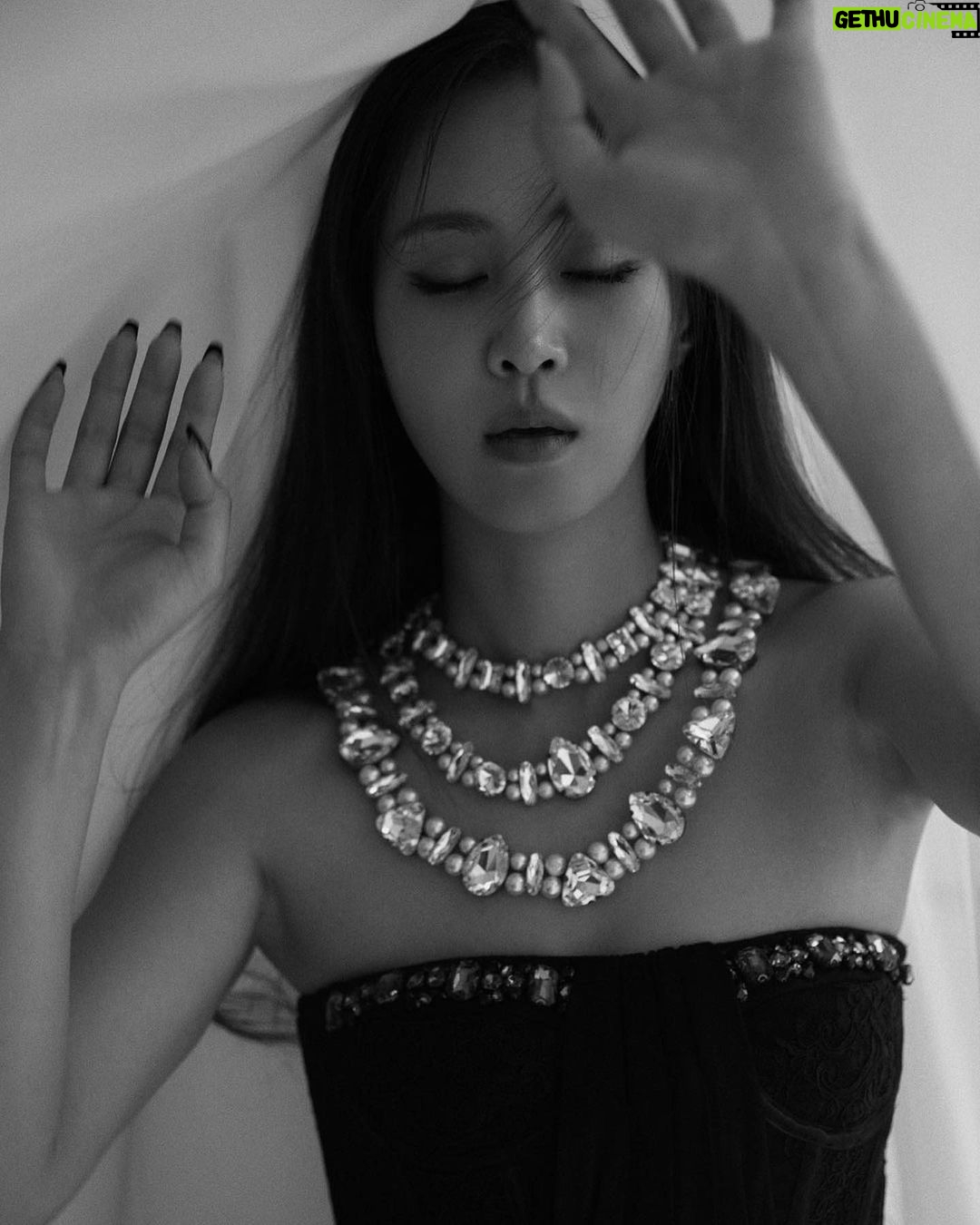 Kwon Yu-ri Instagram - 🔥 四月刊 |概念故事短片 @yulyulk | 人生画作 在枯燥无味的黑白世界,斑斓穿梭于每个动作,每个音符。一笔一画,涂抹花季,画出轻盈。梦想燃烧着灵魂,踩着节拍,沉浸着本我,在每个人生阶段里,如同色粉一般洒落绘制成属于她的自画像。 In a dull black and white world, she moves through every action and every note with color and vibrancy. Stroke by stroke, painting her youth, and drawing lightness. Her dreams are burning her soul, stepping to the beat, immersed in her true self. In every stage of life, like scattered powder, she paints her own portrait that belongs to her. #少女时代权俞利油画氛围感大片#OOPS @oops_offical