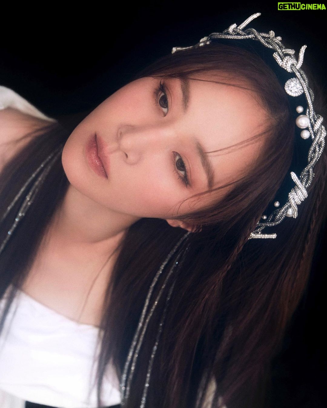 Kwon Yu-ri Instagram - Like it 🔥♟️ 四月刊 |封面人物:少女时代-权俞利@yulyulk 人生画作 Self- reflection of Life 青涩时的画像,用热诚裹着梦想描摹。汗水、跳跃、旋转。肆意蹁跹的每个动作将画布起草,勾勒出属于她的路径。用炽热的光彩,为自我着色,打破空白。涂上白昼与黑夜的交替,斑驳的色彩,点缀着青春,风干出无畏的沉淀。画出一段又一段的生命之旅,诠释无限。 The portrait of youth, sketched with passion and wrapped in dreams. Sweat, jumps, and spins. Every movement of free and unrestrained dance drafts the canvas, outlining the path that belongs to her. Using bright colors to paint herself, breaking the blankness. Adding the alternation of day and night, mottled colors, decorating the youth, and air-drying a fearless sediment. She paints one journey after another, interpreting the infinite possibilities of life. #少女时代权俞利油画氛围感大片 主编EDITOR IN CHIEF:若珲Roy 监制EXECUTIVE PRODUCER:阿蒙_ViVi 艺人统筹Artist coordination:YINHAO 艺人经纪MANAGEMENT : SMENT 摄影师PHOTOGRAPHER:Jongchul Han @st_baram 策划编辑PLANNING EDITOR:Drybouquet 美术编辑ART DIRECTOR:Qoo 主笔EDITORIAL WRITER:玛蒂尼 造型STYLING:Jinn@Ampersand_Studio、SEO SUMYEONG 造型师助理ASSISTANT TO STYLIST:Yoyo、栗子Ampersand_Studio 发型HAIR : KU MIJUNG 妆容MAKE-UP : JEON SUNGHEE 视频摄影VIDEO PHOTOGRAPHER:Sherry.Z 视频剪辑VIDEO CLIP:Drybouquet 现场制片Site producer:Norah Yang CHINA MKT : 张美玲、张恩祯