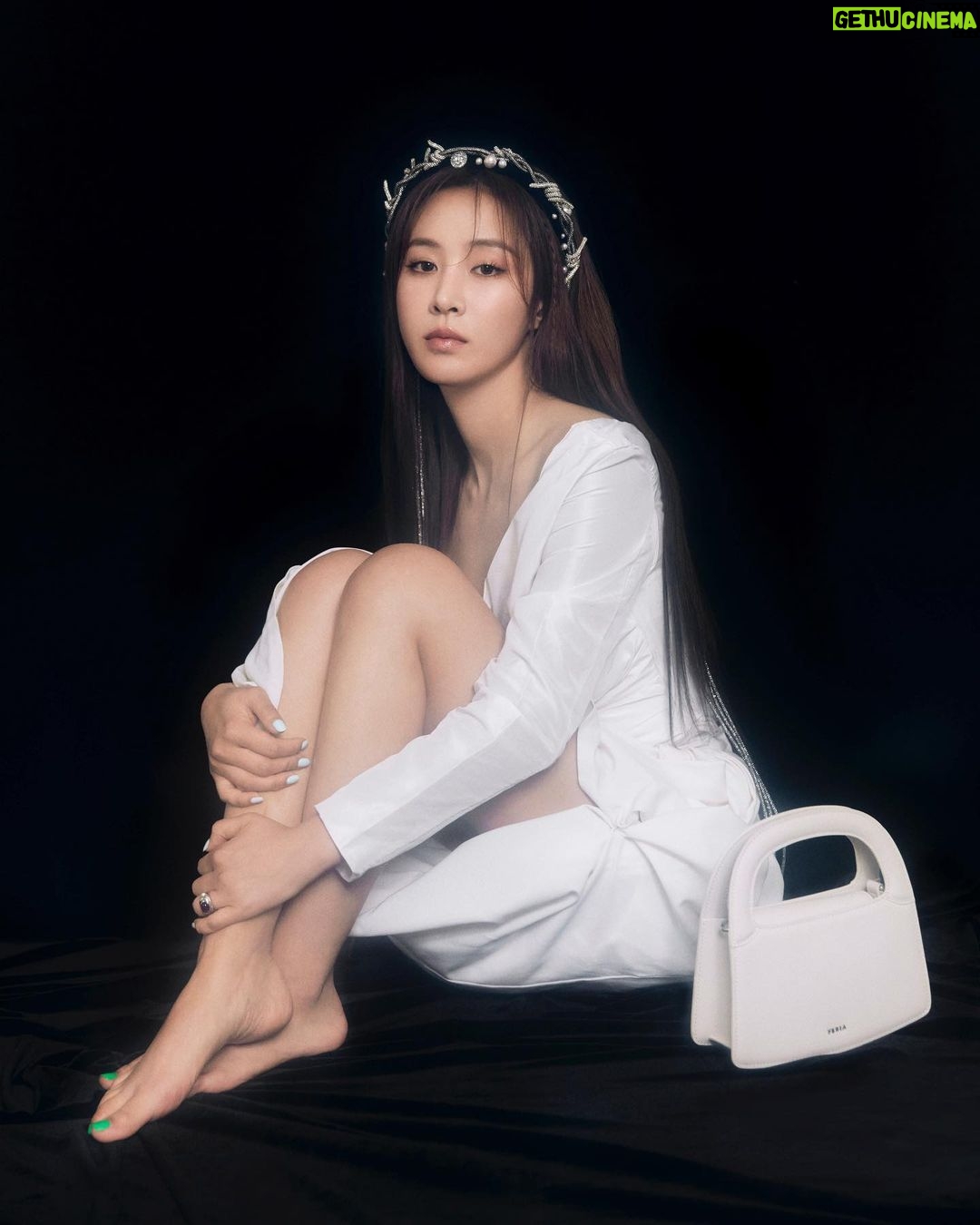 Kwon Yu-ri Instagram - Like it 🔥♟️ 四月刊 |封面人物:少女时代-权俞利@yulyulk 人生画作 Self- reflection of Life 青涩时的画像,用热诚裹着梦想描摹。汗水、跳跃、旋转。肆意蹁跹的每个动作将画布起草,勾勒出属于她的路径。用炽热的光彩,为自我着色,打破空白。涂上白昼与黑夜的交替,斑驳的色彩,点缀着青春,风干出无畏的沉淀。画出一段又一段的生命之旅,诠释无限。 The portrait of youth, sketched with passion and wrapped in dreams. Sweat, jumps, and spins. Every movement of free and unrestrained dance drafts the canvas, outlining the path that belongs to her. Using bright colors to paint herself, breaking the blankness. Adding the alternation of day and night, mottled colors, decorating the youth, and air-drying a fearless sediment. She paints one journey after another, interpreting the infinite possibilities of life. #少女时代权俞利油画氛围感大片 主编EDITOR IN CHIEF:若珲Roy 监制EXECUTIVE PRODUCER:阿蒙_ViVi 艺人统筹Artist coordination:YINHAO 艺人经纪MANAGEMENT : SMENT 摄影师PHOTOGRAPHER:Jongchul Han @st_baram 策划编辑PLANNING EDITOR:Drybouquet 美术编辑ART DIRECTOR:Qoo 主笔EDITORIAL WRITER:玛蒂尼 造型STYLING:Jinn@Ampersand_Studio、SEO SUMYEONG 造型师助理ASSISTANT TO STYLIST:Yoyo、栗子Ampersand_Studio 发型HAIR : KU MIJUNG 妆容MAKE-UP : JEON SUNGHEE 视频摄影VIDEO PHOTOGRAPHER:Sherry.Z 视频剪辑VIDEO CLIP:Drybouquet 现场制片Site producer:Norah Yang CHINA MKT : 张美玲、张恩祯