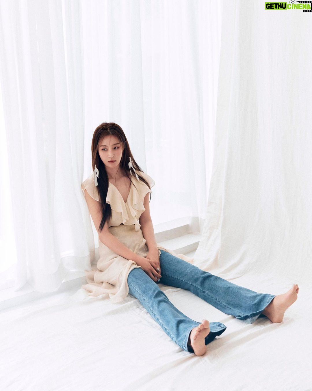 Kwon Yu-ri Instagram - Like it 🔥♟️ 四月刊 |封面人物:少女时代-权俞利@yulyulk 人生画作 Self- reflection of Life 青涩时的画像,用热诚裹着梦想描摹。汗水、跳跃、旋转。肆意蹁跹的每个动作将画布起草,勾勒出属于她的路径。用炽热的光彩,为自我着色,打破空白。涂上白昼与黑夜的交替,斑驳的色彩,点缀着青春,风干出无畏的沉淀。画出一段又一段的生命之旅,诠释无限。 The portrait of youth, sketched with passion and wrapped in dreams. Sweat, jumps, and spins. Every movement of free and unrestrained dance drafts the canvas, outlining the path that belongs to her. Using bright colors to paint herself, breaking the blankness. Adding the alternation of day and night, mottled colors, decorating the youth, and air-drying a fearless sediment. She paints one journey after another, interpreting the infinite possibilities of life. #少女时代权俞利油画氛围感大片 主编EDITOR IN CHIEF:若珲Roy 监制EXECUTIVE PRODUCER:阿蒙_ViVi 艺人统筹Artist coordination:YINHAO 艺人经纪MANAGEMENT : SMENT 摄影师PHOTOGRAPHER:Jongchul Han @st_baram 策划编辑PLANNING EDITOR:Drybouquet 美术编辑ART DIRECTOR:Qoo 主笔EDITORIAL WRITER:玛蒂尼 造型STYLING:Jinn@Ampersand_Studio、SEO SUMYEONG 造型师助理ASSISTANT TO STYLIST:Yoyo、栗子Ampersand_Studio 发型HAIR : KU MIJUNG 妆容MAKE-UP : JEON SUNGHEE 视频摄影VIDEO PHOTOGRAPHER:Sherry.Z 视频剪辑VIDEO CLIP:Drybouquet 现场制片Site producer:Norah Yang CHINA MKT : 张美玲、张恩祯