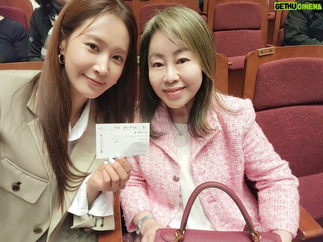 Kwon Yu-ri Instagram - @beautifulmind_charity 뷰티플마인드 오케스트라🌸 장애가 있거나 소외계층의 청소년 단원들로 구성된 뷰티풀마인드 오케스트라의 아름다운 하모니를 듣고 있다보니 .. 연주로 세상과 소통하고 새로운 도전을 하고있는 단원들의 마음의소리 마음의템포가 제 가슴까지 따듯하게 울려왔어요 고맙습니다 🎹🎻🪘🥁🎺🎷🎼🎶 국립극장 해오름극장 (National Theater of Korea - Main hall Hae)