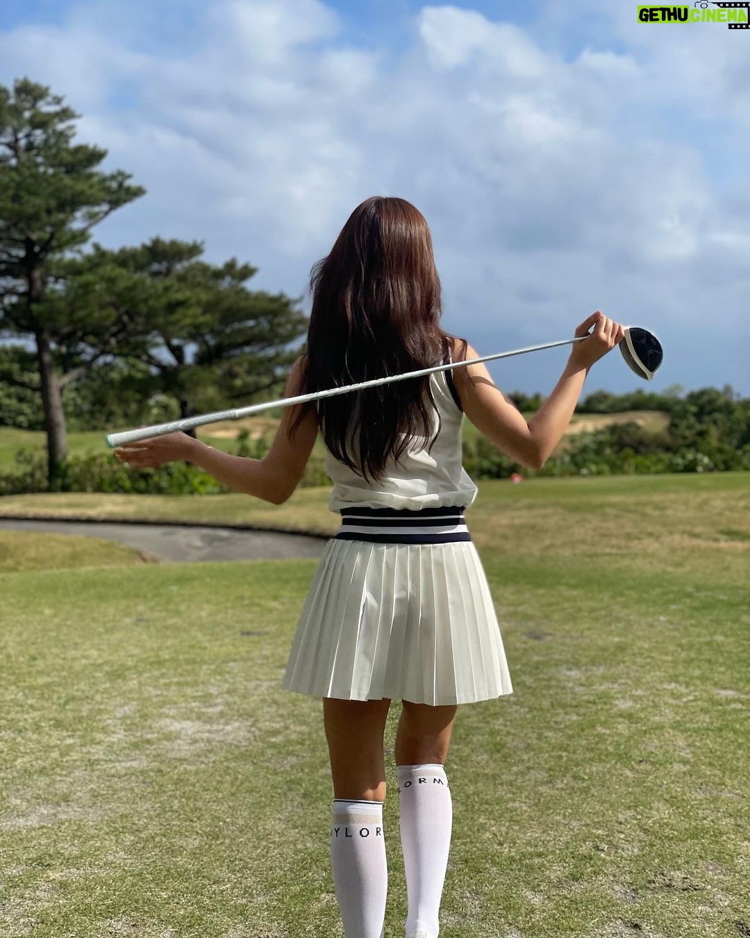 Kwon Yu-ri Instagram - 테일러메이드의 엠버서더가 되었어요💙 테일러메이드의 스텔스 글로리와 함께하는 2023 라운딩은 정말 즐거울것같아요 올해는 버디 좀 .. 많이해보자 권유리⛳️ 민트컬러가 제일 좋아하는 컬러인데스텔스 글로리는 포인트컬러가 민트라서 클럽을 잡을때마다 기분까지 좋아지더라구요 ‘◡’ 컬러 때문인지 클럽이 손에 너무 잘 붙어있는 느낌은 나만 느끼는건지요?! 2023년 테일러메이드 스텔스글로리와함께 good shot 해볼께요🏌🏻♀️ #테일러메이드 #스텔스글로리 #테일러메이드앰배서더 #taylormade @taylormadegolf_korea