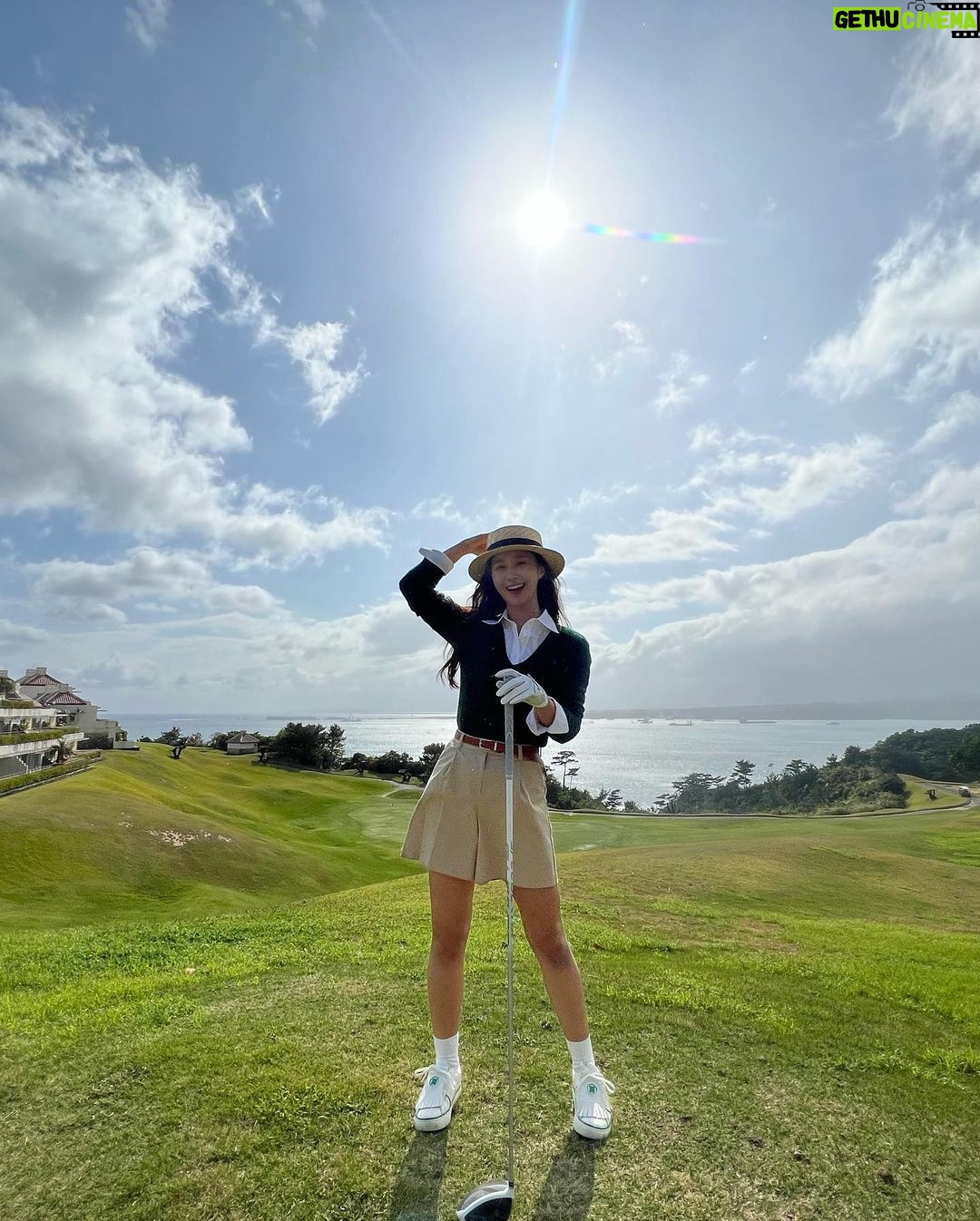 Kwon Yu-ri Instagram - 테일러메이드의 엠버서더가 되었어요💙 테일러메이드의 스텔스 글로리와 함께하는 2023 라운딩은 정말 즐거울것같아요 올해는 버디 좀 .. 많이해보자 권유리⛳️ 민트컬러가 제일 좋아하는 컬러인데스텔스 글로리는 포인트컬러가 민트라서 클럽을 잡을때마다 기분까지 좋아지더라구요 ‘◡’ 컬러 때문인지 클럽이 손에 너무 잘 붙어있는 느낌은 나만 느끼는건지요?! 2023년 테일러메이드 스텔스글로리와함께 good shot 해볼께요🏌🏻♀️ #테일러메이드 #스텔스글로리 #테일러메이드앰배서더 #taylormade @taylormadegolf_korea