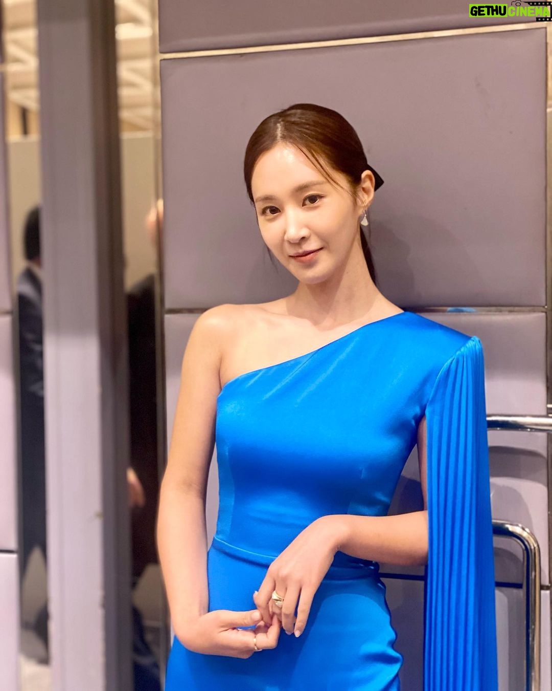 Kwon Yu-ri Instagram - 22년 연말의 마무리 귀한 상 주신 덕분에 함께 고생해 주시는 우리 팀들🖤유리팀원들에게 더 더 힘을 낼 수 있는 원동력이 된 것 같아 너무 기뻤어요 2022 Asia Artist Awards IN JAPAN Best actor🏆 Asia celebrity 🏆 Best achievement🏆 덕분에 오늘같이 영광스러운 날이 오네요 내년엔 더 종횡무진 활동해보겠습니다🙏🏻 소원재팬💕어제 잠시였지만 만나서 정말 든든하고 행복했어요 みなさんとの想い出が詰まった日本活動はいつも大切な宝物です。 これからも見守っててくださいね! (어제 여러번 반복 연습했는데 결국 떨려서 못한 이 한마디 🥹) #AAA#asiaartistawards