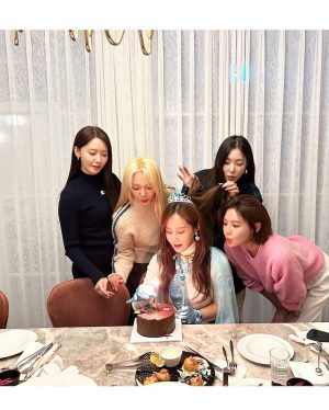 Kwon Yu-ri Instagram - 좋아하는 컬러가 뭐냐고 묻길래 민트 하늘 블루가 좋다고 했을뿐인데 ☃️💙 

#gg4eva 
#티파니사랑둥이
#전날주문하고잠들었겠지
#로켓배송