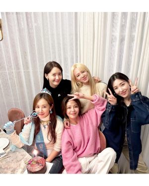 Kwon Yu-ri Instagram - 좋아하는 컬러가 뭐냐고 묻길래 민트 하늘 블루가 좋다고 했을뿐인데 ☃️💙 

#gg4eva 
#티파니사랑둥이
#전날주문하고잠들었겠지
#로켓배송