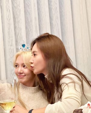 Kwon Yu-ri Instagram - 좋아하는 컬러가 뭐냐고 묻길래 민트 하늘 블루가 좋다고 했을뿐인데 ☃️💙 

#gg4eva 
#티파니사랑둥이
#전날주문하고잠들었겠지
#로켓배송