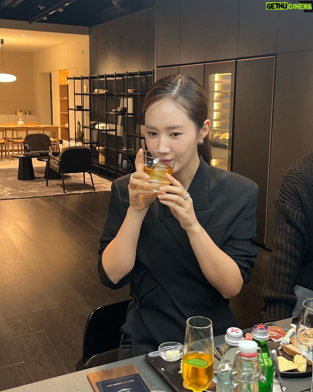 Kwon Yu-ri Instagram - 시간이 흘러도 변치않는 가치를 추구하는 ✔ 삼성 비스포크 인피니트 라인 주방가구와 어우러지는 고급스러운 천연 세라믹 소재와 혁신적인 기능에 또 한번 반했어요 🖤 가까이 손을 대기만 해도 자동으로 문이 열리는 오토오픈도어, 와인냉장고 안 치즈나 안주를 보관할 수 있는 전용 멀티 팬트리 공간, 집에서도 쉽게 위스키 즐길 수 있는 듀얼 아이스 메이커까지, 매력적인 기능들로 가득! 🥰 @samsung_bespoke 초대됐던 와인&위스키 클래스도 너무 즐거웠어요! #AD #비스포크인피니트라인 #삼성비스포크 #비스포크인피니트라인와인냉장고 #가전을나답게 #데이코하우스