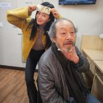 Kwon Yu-ri Instagram - 시간이 흐르면 흐를수록 선생님의 위대함을 느낍니다. 큰 선생님들의 모습 존재 그 자체가 감동이고 배움입니다. 매번 큰 울림을 주셔서 감사합니다 건강하셔요 쌤 🫶🏻 설 맞이 세배를 드렸다 세뱃돈을 주셨다 코팅해야지 #고도를기다리며