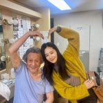 Kwon Yu-ri Instagram - 시간이 흐르면 흐를수록 선생님의 위대함을 느낍니다. 큰 선생님들의 모습 존재 그 자체가 감동이고 배움입니다. 매번 큰 울림을 주셔서 감사합니다 건강하셔요 쌤 🫶🏻 설 맞이 세배를 드렸다 세뱃돈을 주셨다 코팅해야지 #고도를기다리며