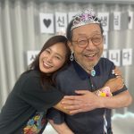 Kwon Yu-ri Instagram - 시간이 흐르면 흐를수록 선생님의 위대함을 느낍니다. 큰 선생님들의 모습 존재 그 자체가 감동이고 배움입니다. 매번 큰 울림을 주셔서 감사합니다 건강하셔요 쌤 🫶🏻 설 맞이 세배를 드렸다 세뱃돈을 주셨다 코팅해야지 #고도를기다리며